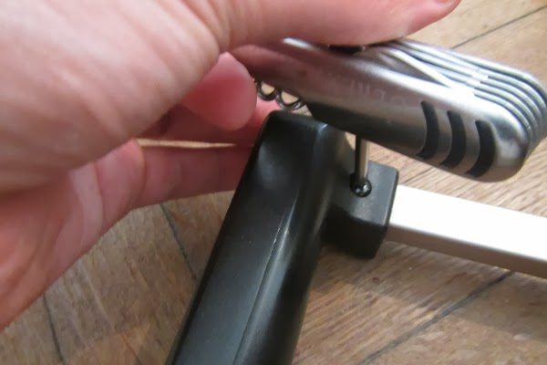 How to fix a stuck luggage handle. Replacement or repair?