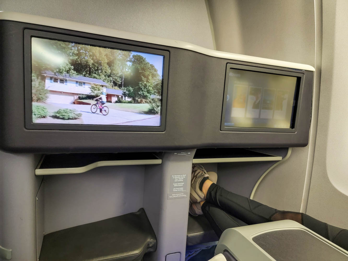 TV and Layflat Seats on Older Polaris United Plane